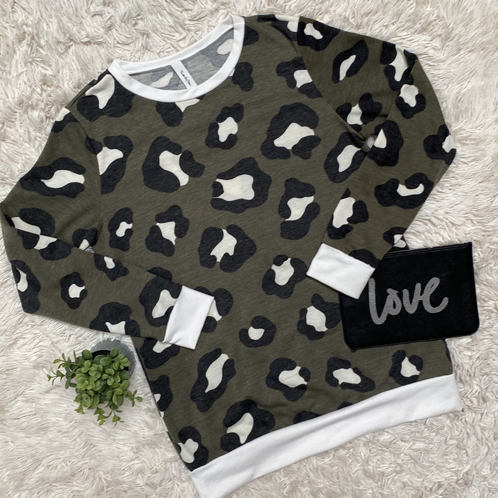 Twenty Ten Leopard Print Tunic Top.💗 Olive& White